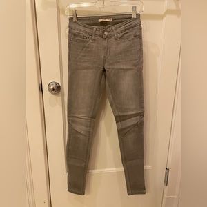 Gray Levi’s 711 skinny jeans